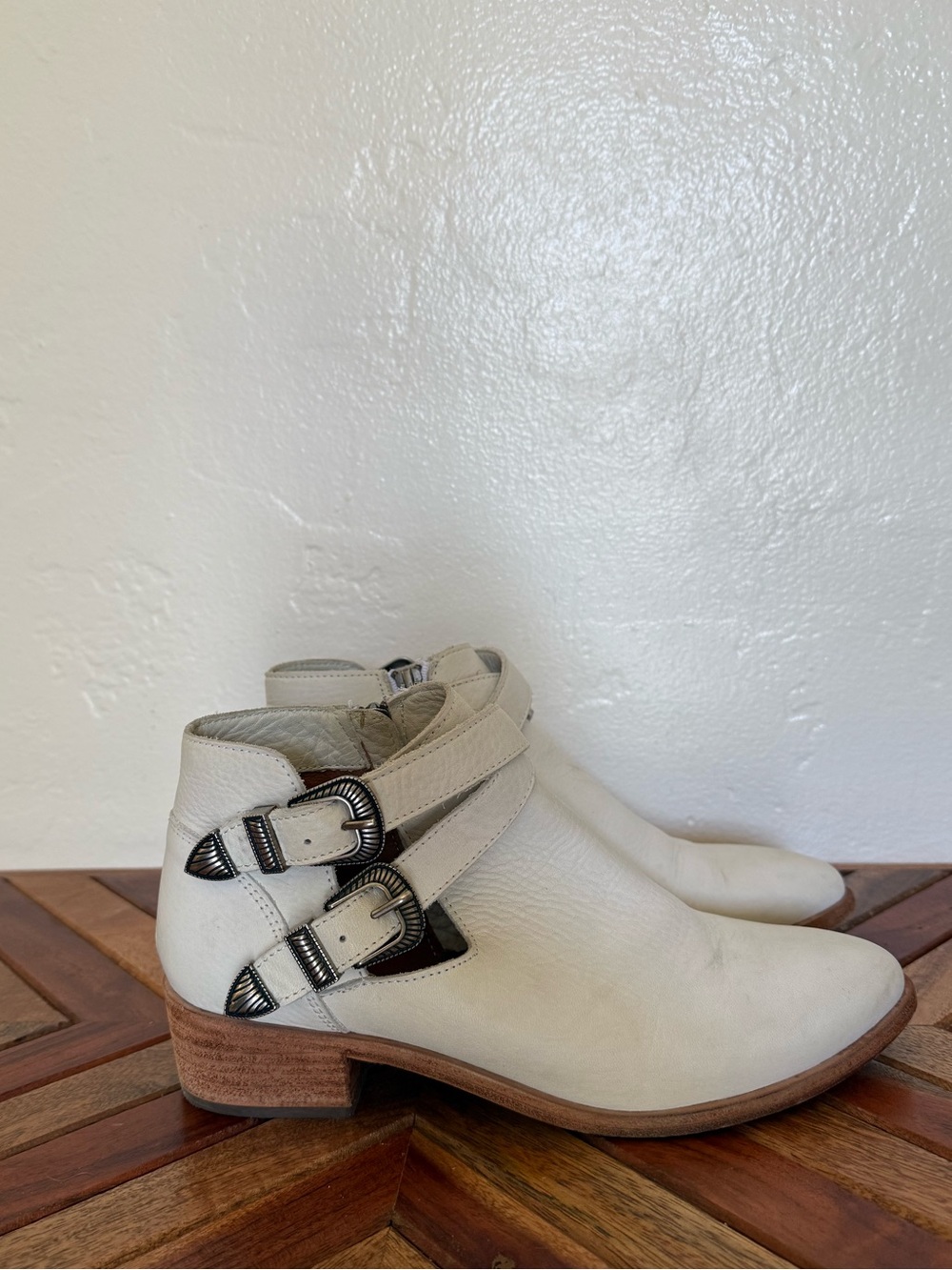 FRYE Women's White Leather Ankle Boots with Buckle Straps
